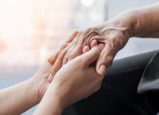 Implante cerebral pode “reverter” sintomas do Parkinson, aponta estudo