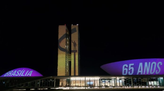 Prédio do Congresso recebe projeção de imagens em comemoração dos 65 anos de Brasília Prédio do Congresso recebe projeção de imagens em comemoração dos 65 anos de Brasília