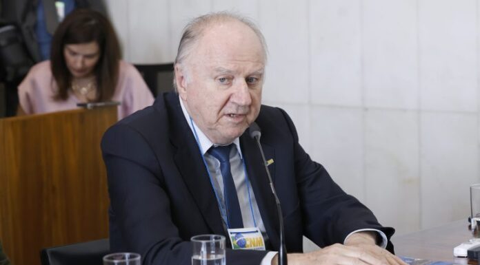 Prefeitos protestam em Brasília contra aumento de despesas municipais Prefeitos protestam em Brasília contra aumento de despesas municipais