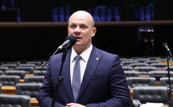 Projeto atualiza lei do crime de perseguição para detalhar condutas digitais