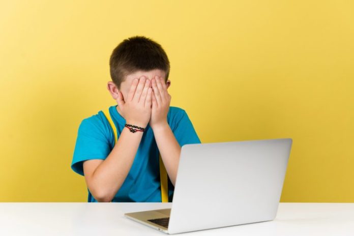 Projeto cria lei para proteger crianças e adolescentes de conteúdos inadequados Projeto cria lei para proteger crianças e adolescentes de conteúdos inadequados