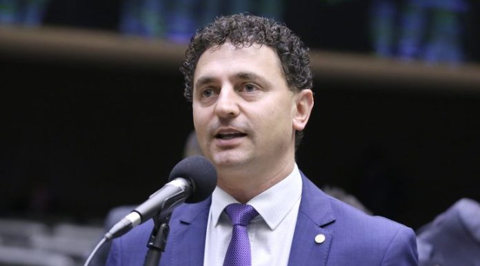 Projeto cria programa de apoio a pessoas com esclerose múltipla e reconhece a doença como deficiência Projeto cria programa de apoio a pessoas com esclerose múltipla e reconhece a doença como deficiência