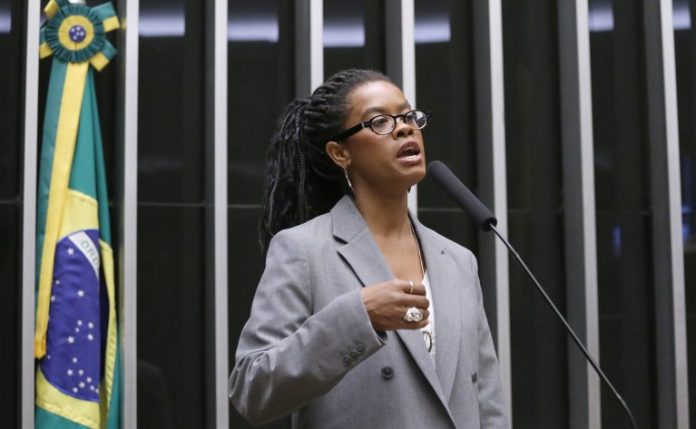 Projeto cria protocolo contra discriminação racial nas escolas Projeto cria protocolo contra discriminação racial nas escolas