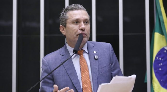 Projeto cria taxa sobre emissão de gases poluidores a ser cobrada dos usuários de transporte aéreo e terrestre Projeto cria taxa sobre emissão de gases poluidores a ser cobrada dos usuários de transporte aéreo e terrestre