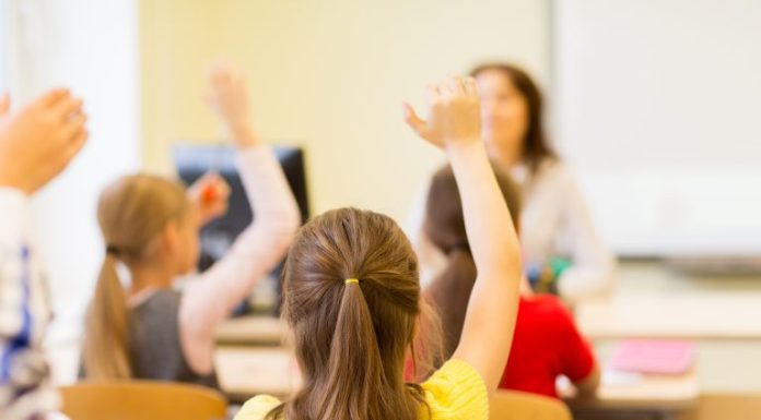 Projeto define critérios para isentar de Imposto de Renda gratificações de professores Projeto define critérios para isentar de Imposto de Renda gratificações de professores