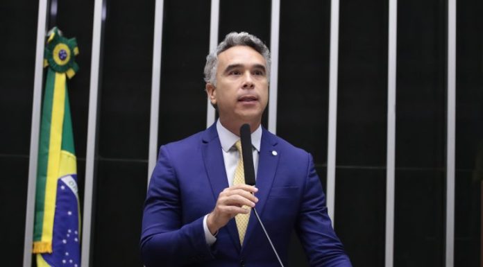 Projeto determina presença de salva-vidas em hotéis com mais de 70 quartos que tenham piscina Projeto determina presença de salva-vidas em hotéis com mais de 70 quartos que tenham piscina