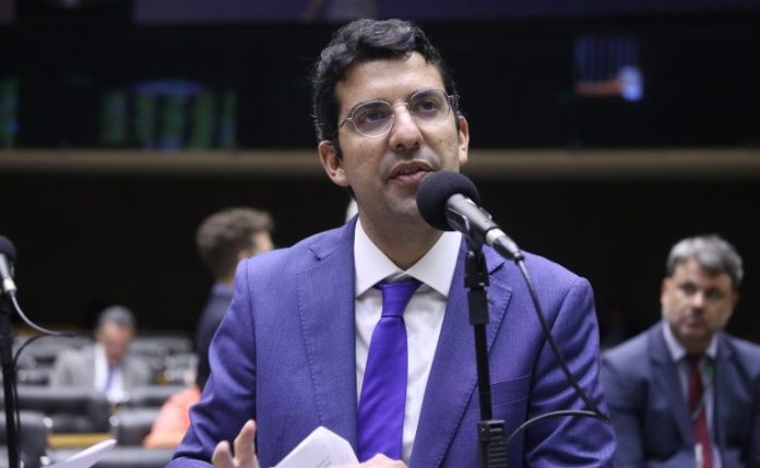 Projeto estabelece limites para redução de diárias nos dias de entrada e saída em hotéis Projeto estabelece limites para redução de diárias nos dias de entrada e saída em hotéis