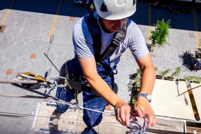 Projeto exige ponto de apoio para manutenção de ar-condicionado em prédios