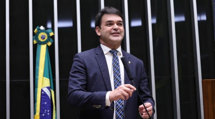 Projeto exige transparência em preços parcelados e proíbe cobranças ocultas Projeto exige transparência em preços parcelados e proíbe cobranças ocultas