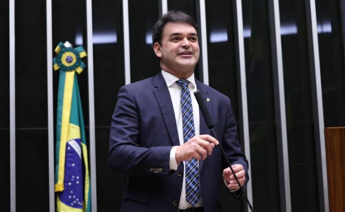 Projeto exige transparência em preços parcelados e proíbe cobranças ocultas