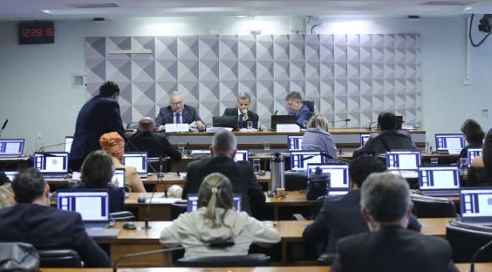 Projeto extingue margem de cartão de crédito em empréstimo consignado do INSS Projeto extingue margem de cartão de crédito em empréstimo consignado do INSS
