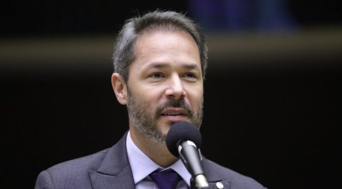 Projeto isenta taxistas e motoristas de aplicativo de tarifa por estacionamento rotativo público Projeto isenta taxistas e motoristas de aplicativo de tarifa por estacionamento rotativo público