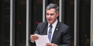 Projeto limita a rolagem contínua de vídeos em redes sociais para proteger saúde mental Projeto limita a rolagem contínua de vídeos em redes sociais para proteger saúde mental