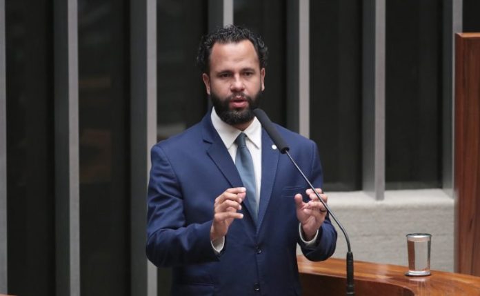 Projeto obriga agressor a pagar despesas de vítima que precisar mudar de imóvel Projeto obriga agressor a pagar despesas de vítima que precisar mudar de imóvel