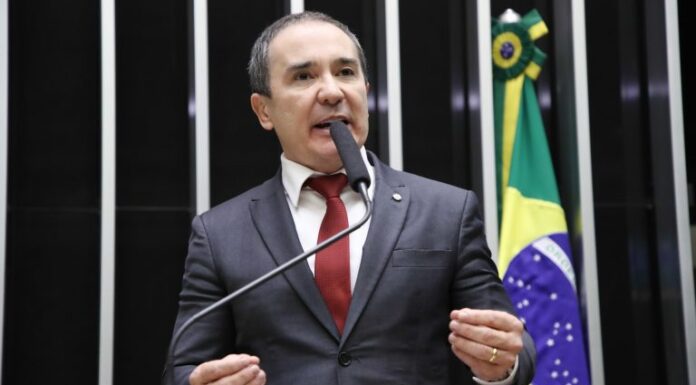 Projeto obriga emissoras de rádio e TV a exibirem campanhas contra bullying e cyberbullying Projeto obriga emissoras de rádio e TV a exibirem campanhas contra bullying e cyberbullying
