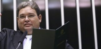 Projeto obriga escolas e universidades a oferecer apoio psicológico a profissionais da educação Projeto obriga escolas e universidades a oferecer apoio psicológico a profissionais da educação