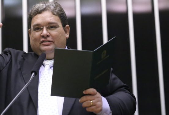 Deputado Vanderlan Alves fala ao microfone