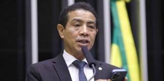 Projeto obriga escolas públicas a adotarem o programa da polícia militar de combate às drogas Projeto obriga escolas públicas a adotarem o programa da polícia militar de combate às drogas