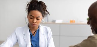 Projeto obriga hospitais a fornecer assistência médica a profissionais de enfermagem Projeto obriga hospitais a fornecer assistência médica a profissionais de enfermagem