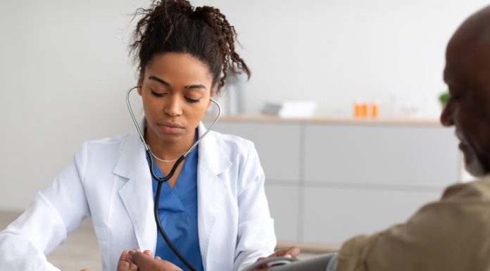 Projeto obriga hospitais a fornecer assistência médica a profissionais de enfermagem Projeto obriga hospitais a fornecer assistência médica a profissionais de enfermagem