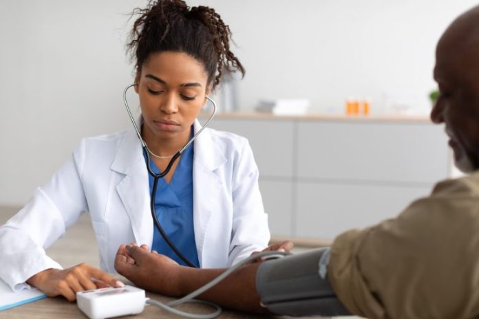 Projeto obriga hospitais a fornecer assistência médica a profissionais de enfermagem Projeto obriga hospitais a fornecer assistência médica a profissionais de enfermagem