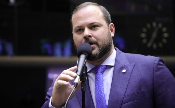 Projeto obriga médicos a se identificarem em voos, para serem acionados em caso de emergência Projeto obriga médicos a se identificarem em voos, para serem acionados em caso de emergência