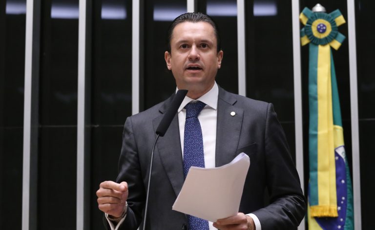 Deputado Sérgio Santos Rodrigues fala ao microfone