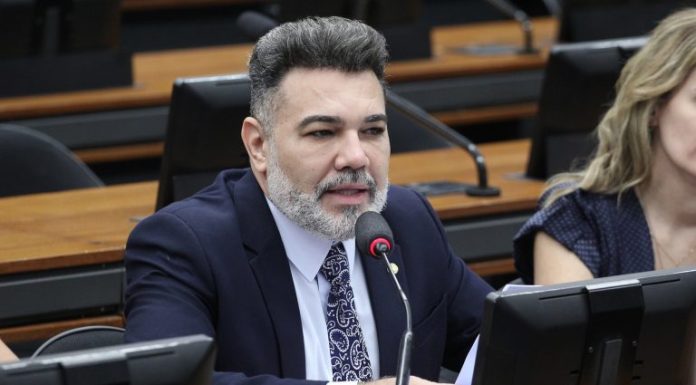 Projeto prevê 40 anos de prisão para assassinato em emboscada com arma de uso restrito Projeto prevê 40 anos de prisão para assassinato em emboscada com arma de uso restrito