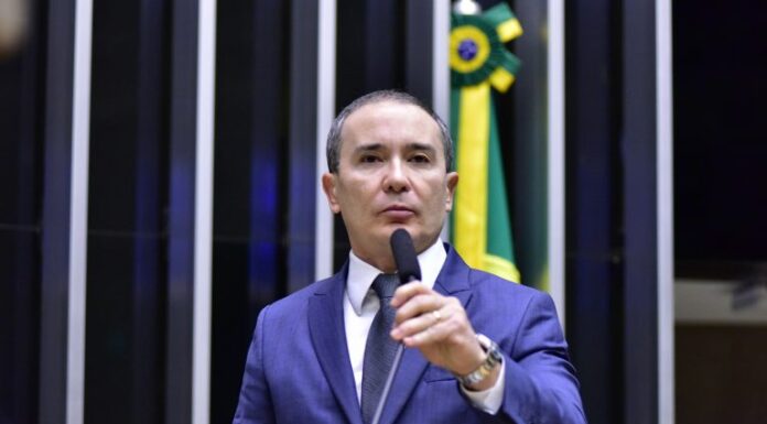 Projeto prevê parcelas extras de seguro-desemprego para trabalhador à espera de filho Projeto prevê parcelas extras de seguro-desemprego para trabalhador à espera de filho