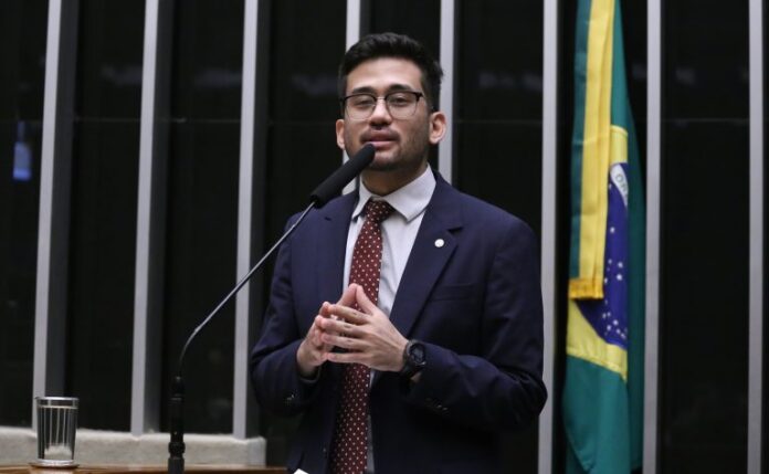 Projeto prevê prisão de até três meses ou multa para prostituição em via pública Projeto prevê prisão de até três meses ou multa para prostituição em via pública