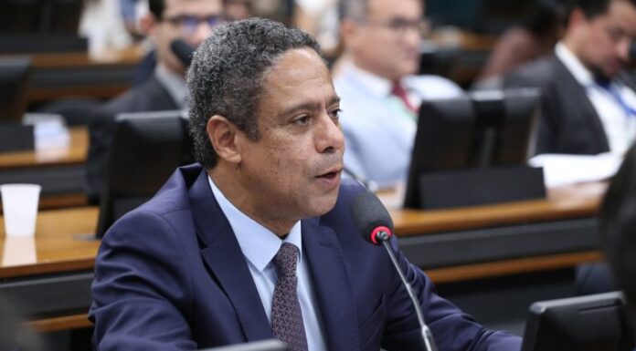 Projeto prevê salário mínimo para estagiários e cria sistema de cotas Projeto prevê salário mínimo para estagiários e cria sistema de cotas