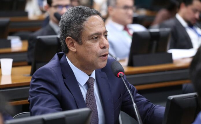 Projeto prevê salário mínimo para estagiários e cria sistema de cotas