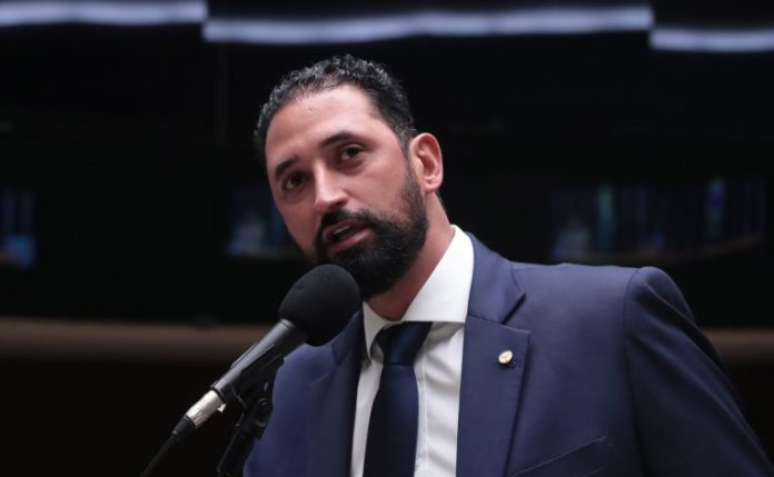 Projeto proíbe benefícios federais a condenados por invasão de propriedades rurais Projeto proíbe benefícios federais a condenados por invasão de propriedades rurais