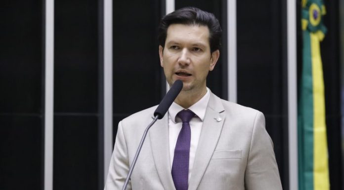 Projeto proíbe pagamento de benefícios assistenciais para estrangeiros Projeto proíbe pagamento de benefícios assistenciais para estrangeiros