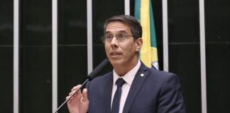 Projeto proíbe postos de gasolina de cobrarem preços diferentes para pagamentos em dinheiro ou Pix Projeto proíbe postos de gasolina de cobrarem preços diferentes para pagamentos em dinheiro ou Pix