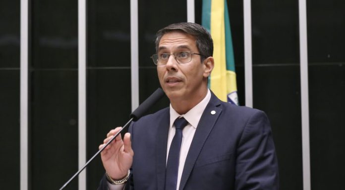 Projeto proíbe postos de gasolina de cobrarem preços diferentes para pagamentos em dinheiro ou Pix Projeto proíbe postos de gasolina de cobrarem preços diferentes para pagamentos em dinheiro ou Pix