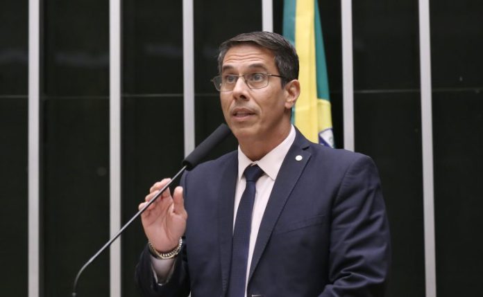 Projeto proíbe postos de gasolina de cobrarem preços diferentes para pagamentos em dinheiro ou Pix Projeto proíbe postos de gasolina de cobrarem preços diferentes para pagamentos em dinheiro ou Pix