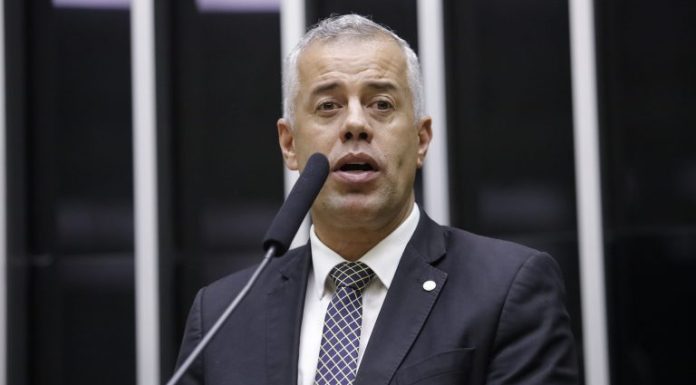 Projeto protege debate sobre programas políticos em empresas privadas Projeto protege debate sobre programas políticos em empresas privadas