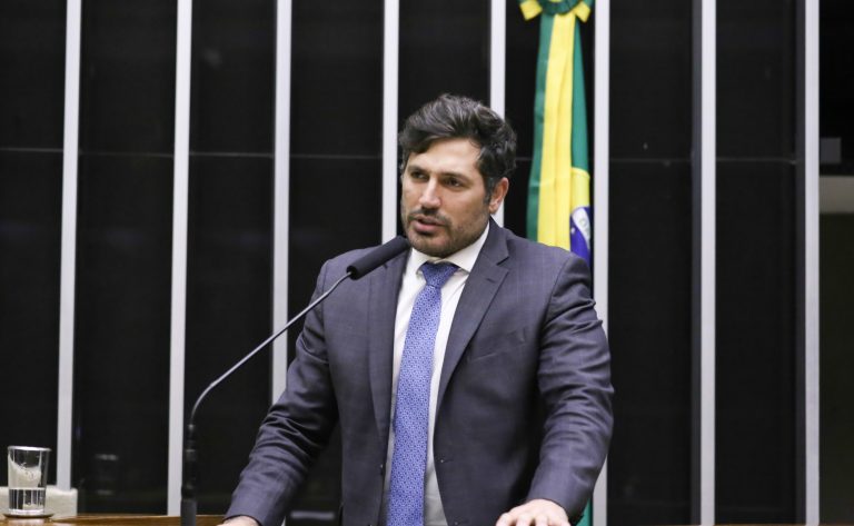 Deputado Luciano Vieira fala ao microfone