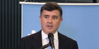 Projeto pune empresas que atrasarem pagamento de médicos Projeto pune empresas que atrasarem pagamento de médicos