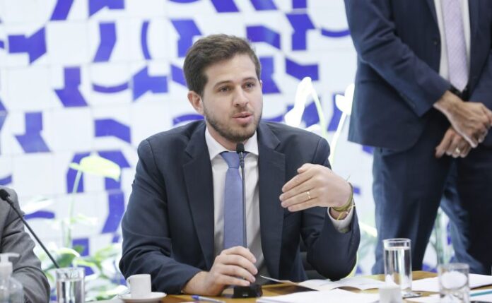 Projeto que amplia licença-paternidade para até 30 dias pode ser votado na próxima semana