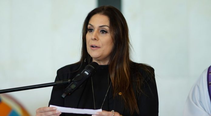 Projeto regulamenta uso de cordões identificadores de autismo Projeto regulamenta uso de cordões identificadores de autismo