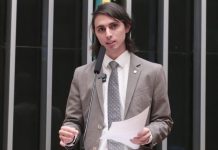 Projeto regulamenta uso de luz de cortesia entre motoristas no trânsito Projeto regulamenta uso de luz de cortesia entre motoristas no trânsito