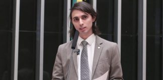 Projeto regulamenta uso de luz de cortesia entre motoristas no trânsito Projeto regulamenta uso de luz de cortesia entre motoristas no trânsito
