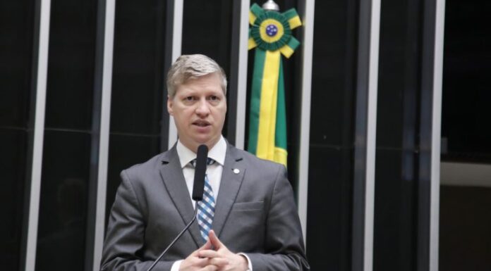 Projeto suspende necessidade de visto para turistas de Austrália, Canadá, EUA e Japão visitarem o Brasil Projeto suspende necessidade de visto para turistas de Austrália, Canadá, EUA e Japão visitarem o Brasil