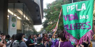 Projeto torna crime incentivar o suicídio em casos de violência doméstica Projeto torna crime incentivar o suicídio em casos de violência doméstica