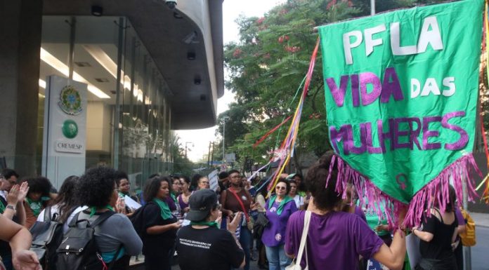 Projeto torna crime incentivar o suicídio em casos de violência doméstica Projeto torna crime incentivar o suicídio em casos de violência doméstica