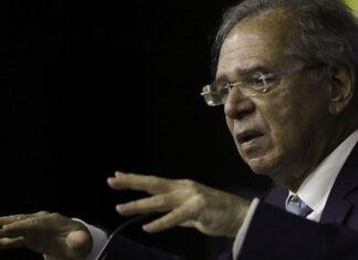 Experiência ajudou Brasil a tomar medidas contra inflação, diz Guedes