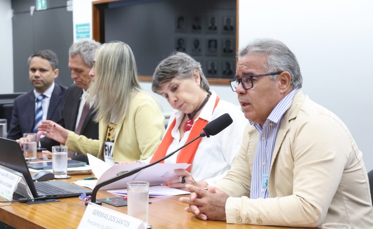 Audiência Pública - Comunicação comunitária como instrumento de promoção dos direitos humanos. Dep. Erika Kokay (PT - DF). Presidente da Associação Brasileira de Rádios Comunitárias - ABRAÇO BRASIL, Geremias dos Santos.