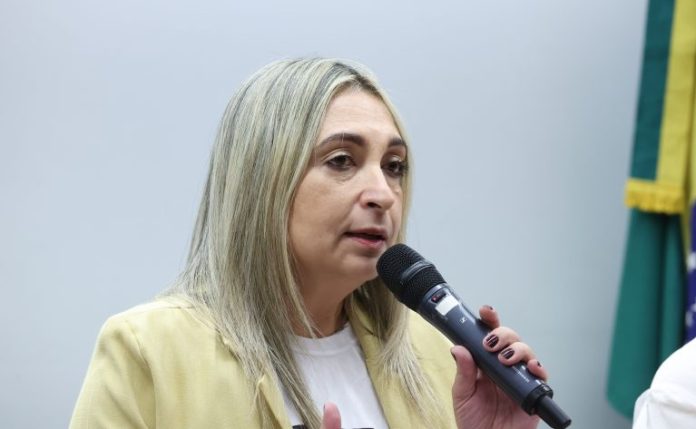 Rádios e TVs comunitárias cobram novas outorgas e mais recursos em audiência na Câmara Rádios e TVs comunitárias cobram novas outorgas e mais recursos em audiência na Câmara